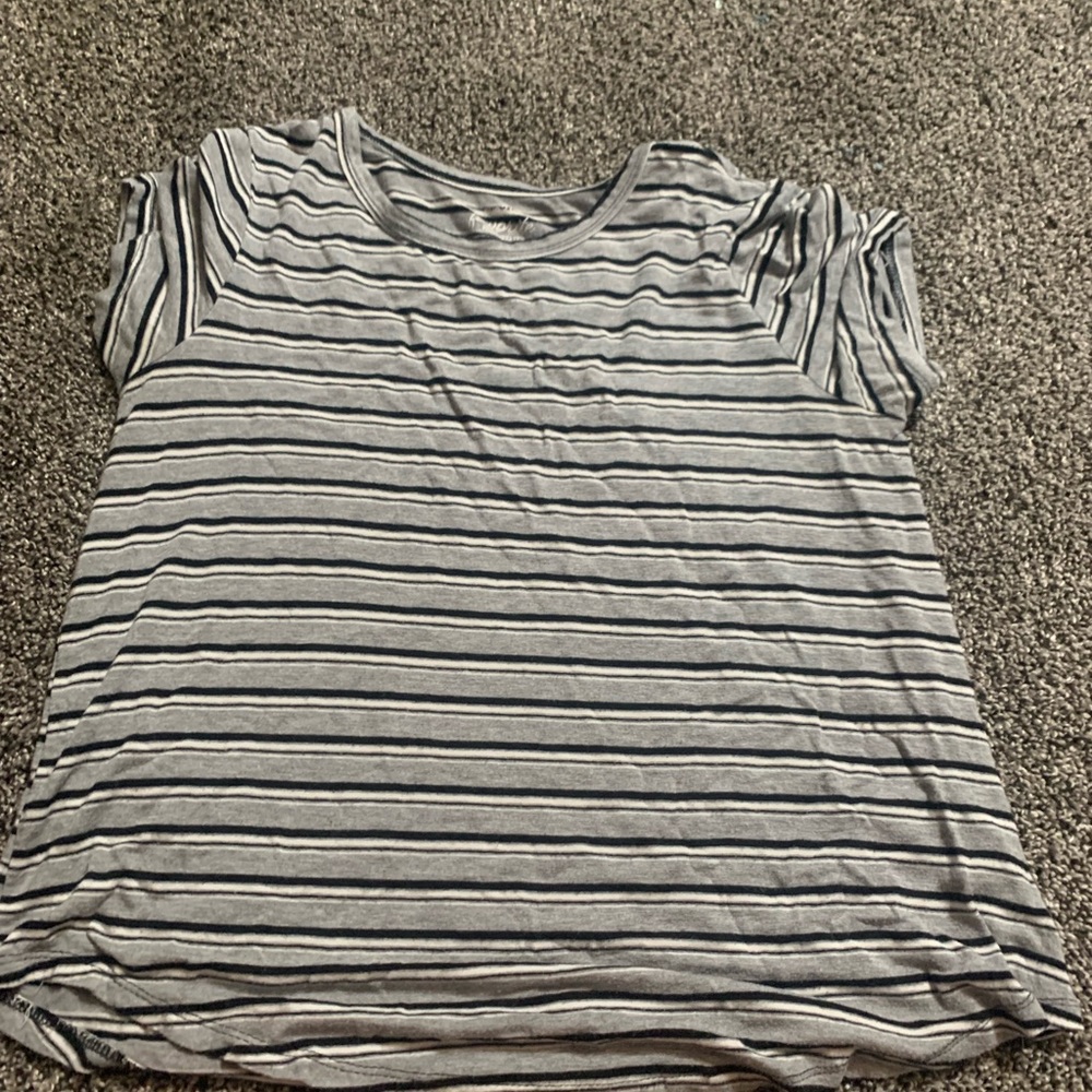 grey and black tee